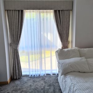 PELMET WITH CURTAINS
