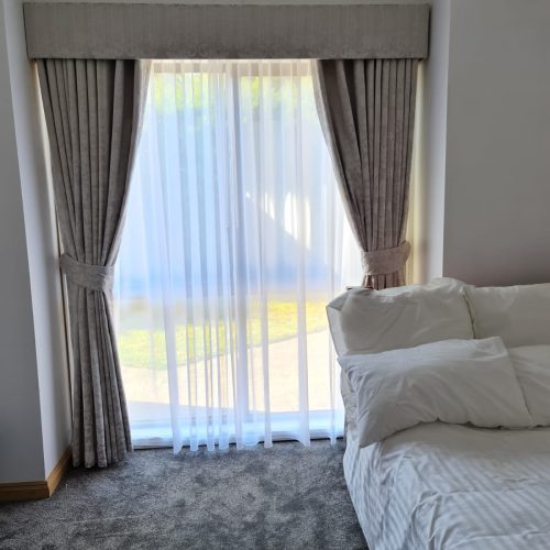 PELMET WITH CURTAINS