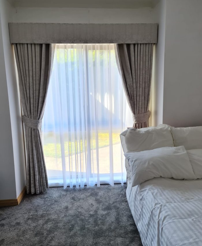 PELMET WITH CURTAINS